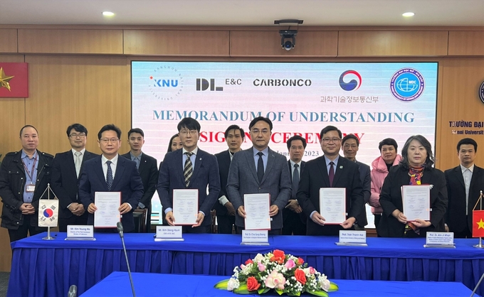 18일 베트남 하노이광업지질대학교에서 열린 ‘탄소광물 플래그십 사업 양해각서 체결식’에서 참석자들이 기념촬영을 하고 있다. (왼쪽부터 카본코 사업수행실 김영호 부장, DL이앤씨 플랜트사업본부 김동현 실장, 강원대학교 최성웅 부총장, 하노이광업지질대학교 탕 하이 쩐(Thanh Hai Tran) 총장, 탄소광물화플래그십사업단 안지환 단장) ⓒ 파이낸셜데일리 / DL이앤씨