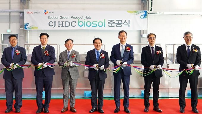 CJ HDC 비오솔 진천공장 준공식에서 최은석 CJ제일제당 대표(오른쪽 세번째), 정중규 CJ HDC 비오솔 대표(왼쪽 두번째), 송기섭 진천군수(왼쪽 네번째)를 비롯한 참석자들이 테이프 커팅식 기념촬영을 하고 있다 ⓒ 파이낸셜데일리 / CJ제일제당
