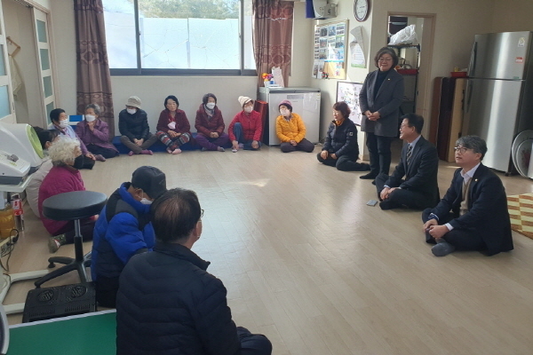 설 명절을 맞아 안강1리와 산대4리 삼산, LH아파트 경로당을 방문해 어르신들에게 인사를 드렸다.ⓒ파이낸셜데일리/경주시