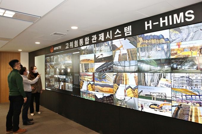 ㈜한화 건설부문이 구축한 고위험 통합관제시스템 모니터링룸에서 직원들이 모니터링을 하고 있다. ⓒ 파이낸셜데일리 / ㈜한화 건설부문