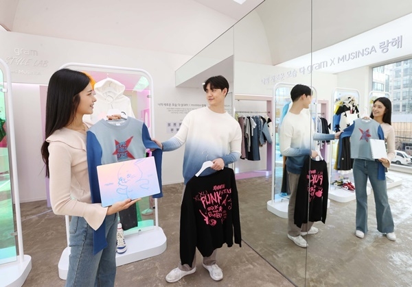 서울 성수동에 위치한 팝업 스토어 '그램 스타일 랩'에서 모델들이 유명 스타일리스트의 추천 의상과 2023년형 그램 신제품 「LG 그램 스타일」의 뉴진스 에디션 제품을 매칭한 패션 스타일링을 체험하고 있다. ⓒ 파이낸셜데일리 / LG전자