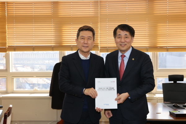 이강덕 포항시장이 장영진 산업부 제1차관을 만나 포항시가 ‘이차전지 국가첨단전략산업 특화단지’로 지정될 수 있도록 건의했다. ⓒ파이낸셜데일리/포항시