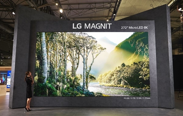 LG전자 모델이 8K 해상도의 272형 마이크로 LED 사이니지 ‘LG 매그니트(MAGNIT)’로 자연의 아름다움과 신비함을 담은 영상을 생생하게 감상하고 있다. ⓒ 파이낸셜데일리 / LG전자