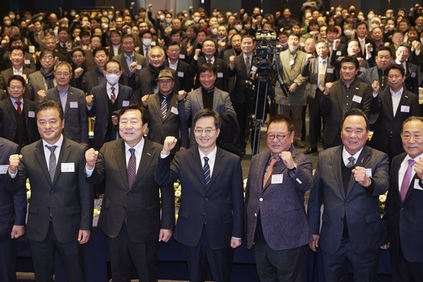 경기지역 6개 중소기업단체가 공동으로 개최한 ‘2023년 경기 중소기업인 신년인사회’에 참석한 김동연 경기지사(왼쪽에서 3번째). ⓒ 파이낸셜데일리 / 경기도청