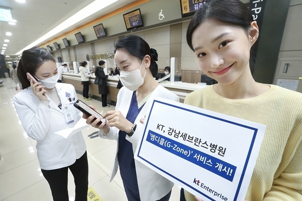 KT ‘엠디콜’ 서비스가 도입된 강남세브란스병원에서 스마트폰을 통해 업무 연락을 하는 모습. ⓒ 파이낸셜데일리 / KT