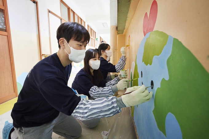 신입행원이 사랑의 벽화 그리기 봉사활동을 하고 있는 모습 ⓒ 파이낸셜데일리 / IBK기업은행