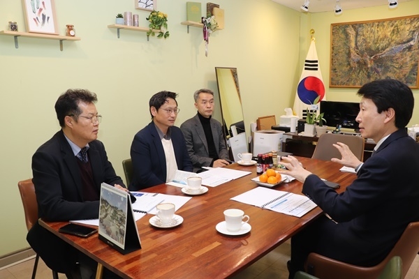 오후석 경기도 행정2부지사(왼쪽 2번째)가 김민철 국회의원(오른쪽)을 만나 경기북부특별자치도 설치 관련 현안을 논의하고 있다. ⓒ 파이낸셜데일리 / 경기도청