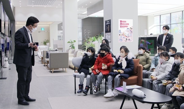 지난 31일 대구유치원 아이들이 LG전자 베스트샵 달서본점에서 가전제품 안전교육 행사에 참여하고 있는 모습. ⓒ 파이낸셜데일리 / LG전자