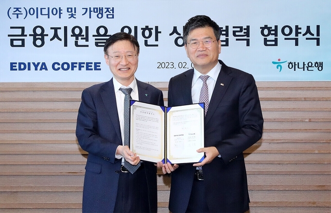 하나은행-이디야커피와 가맹점 동반성장을 위한 상생 업무협약 체결 후 기념촬영 하는 모습. 이승열 하나은행장(사진 왼쪽) 문창기 이디야커피 회장(사진 오른쪽) ⓒ 파이낸셜데일리 / 하나은행