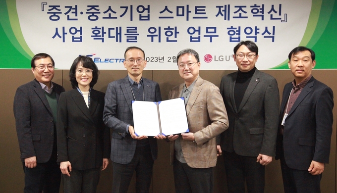 LG유플러스 임장혁 기업신사업그룹장(왼쪽 네번째), LS일렉트릭 권봉현 자동화 CIC(사내독립기업) COO(왼쪽 세번째)가 업무협약식에서 기념촬영을 하는 모습. ⓒ 파이낸셜데일리 / LG유플러스