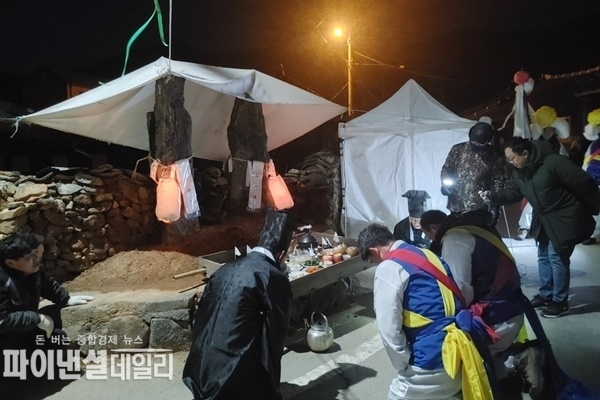 마을민들이 당산제를 지내고 있다. ⓒ 파이낸셜데일리 / 오연택 시민기자