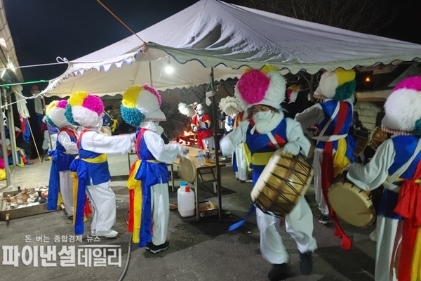 당산제에 앞서 농악대가 마을제사의 시작을 알리고 있다. ⓒ 파이낸셜데일리 / 오연택 시민기자