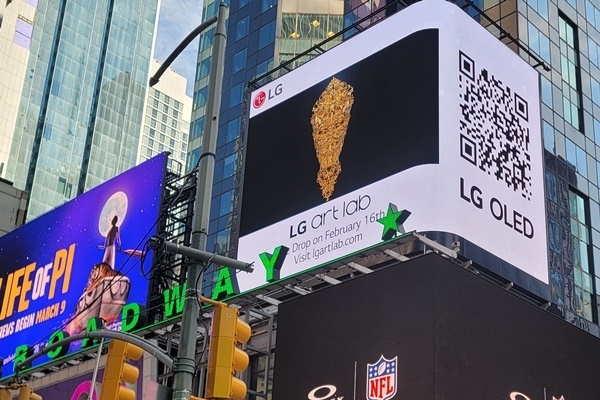 LG전자가 美 뉴욕 타임스스퀘어(Times Square)의 대형 전광판에서 LG TV에 탑재된 NFT 예술 작품 거래 플랫폼 ‘LG 아트랩(Art lab)’의 예술 작품을 선보인다. 영상은 세계적인 예술가 배리엑스볼(Barry X Ball)의 NFT 미디어아트 작품 4종을 담았다. 타임스스퀘어를 방문한 관람객들은 영상 속 QR 코드를 활용하면 스마트폰에서도 LG 아트랩 서비스를 경험할 수 있다. ⓒ 파이낸셜데일리 / LG전자