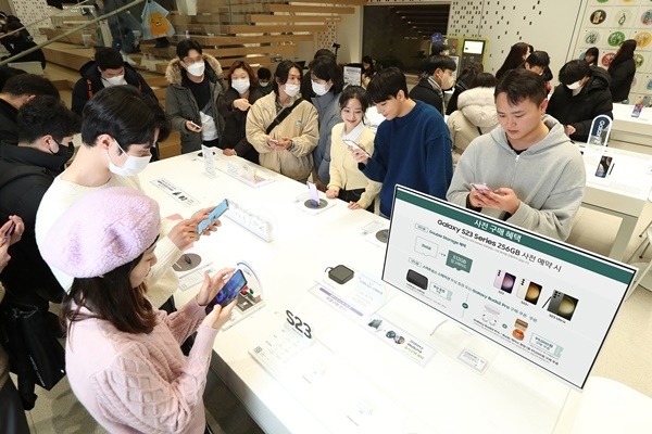 삼성 디지털프라자 홍대본점에 마련된 갤럭시 스튜디오에서 방문객들이 '갤럭시 S23' 시리즈를 체험하고 있다. ⓒ 파이낸셜데일리 / 삼성전자