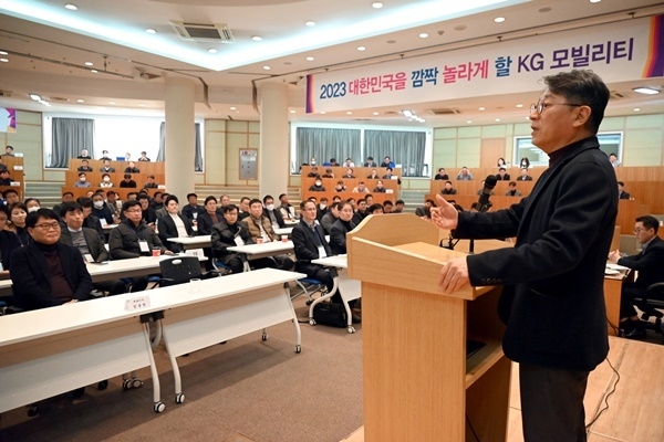쌍용차 곽재선 회장이 결의대회에 참석한 임직원 및 대리점 대표들에게 신년사를 하고 있다. ⓒ 파이낸셜데일리 / 쌍용자동차