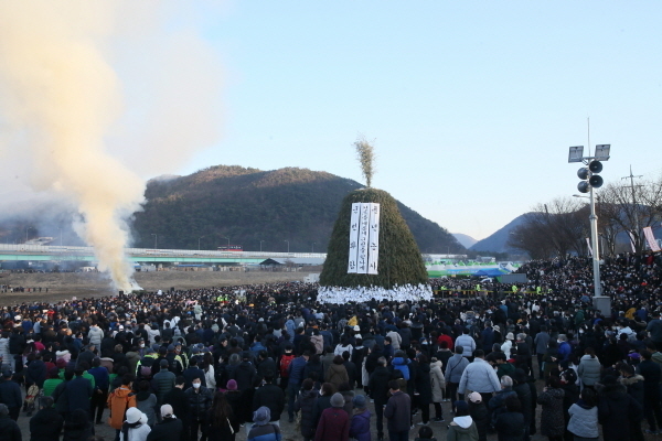 군민의 안녕과 화합, 풍년농사를 기원하는 정월대보름 행사에 전국 관광객과 취재진 등 5만여 명의 인파가 운집 ⓒ파이낸셜데일리/청도군