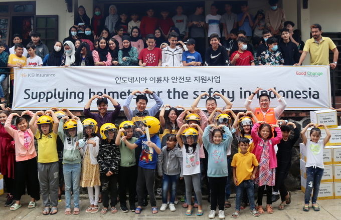 KB손해보험, 인도네시아 이륜차 교통안전환경 조성을 위한 안전모 전달식 기념촬영 ⓒ 파이낸셜데일리 / KB손해보험