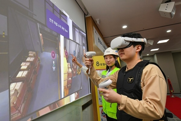 현대모비스 임직원들이 가상현실(VR) 장비를 착용해 사고 상황을 체험하고 안전교육을 받고 있다. ⓒ 파이낸셜데일리 / 현대모비스