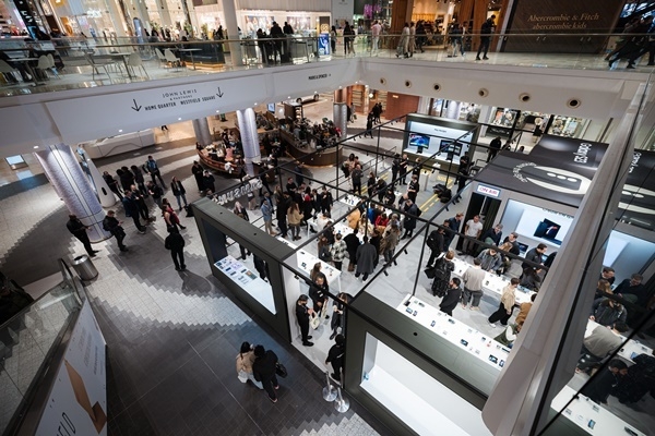 영국 런던의 웨스트필드 (Westfield White City) 쇼핑몰에 위치한 '갤럭시 익스피리언스 스페이스'에서 현지 방문객들이 갤럭시 S23 시리즈를 체험하고 있다. ⓒ 파이낸셜데일리 / 삼성전자