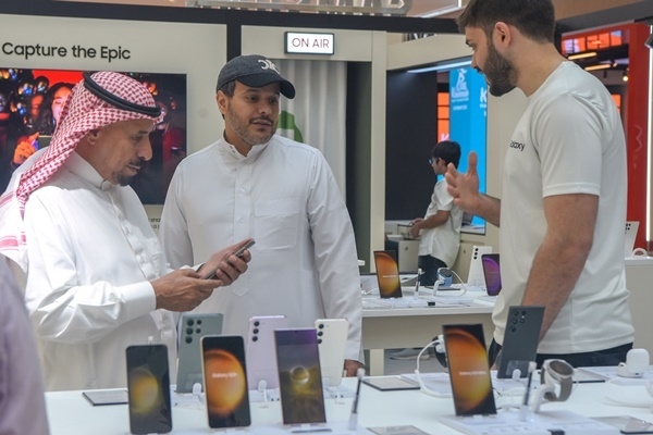 아랍에미리트 두바이의 두바이몰(Dubai Mall)'에 위치한 '갤럭시 익스피리언스 스페이스'에서 현지 방문객들이 갤럭시 S23 시리즈를 체험하고 있다. ⓒ 파이낸셜데일리 / 삼성전자