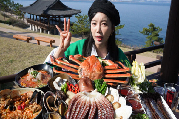 영일대해수욕장, 과메기문화관 등 관광지를 둘러보고 싱싱한 대게, 문어 등 도시 특성을 담은 특산물인 10미(味)를 맛있게 먹방하는 영상이 인기 ⓒ파이낸셜데일리/포항시