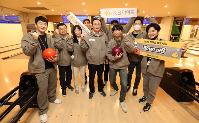 KB라이프생명이 임직원들과 함께 즐기고 화합하는 ‘한마음 볼링대회’를 개최했다. ‘한마음 볼링대회’에 참석한 이환주 대표이사 사장(중앙)이 임직원들과 함께 기념사진을 촬영하고 있다. ⓒ 파이낸셜데일리 / KB라이프생명