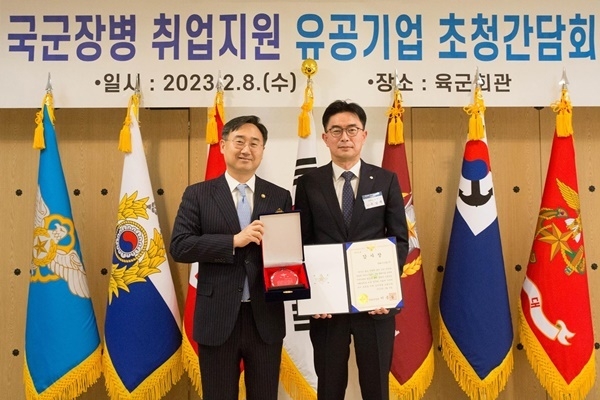 조상제 한화시스템 인사지원실장(오른쪽)과 신범철 국방부 차관(왼쪽). ⓒ 파이낸셜데일리 / 한화시스템