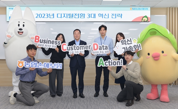 농협손해보험 최문섭 대표이사(사진 뒷줄 왼쪽 두 번째)가 직원들과 함께 슬로건을 소개하고 있는 모습 ⓒ 파이낸셜데일리 / NH농협손해보험