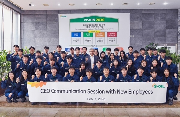 S-OIL 후세인 알 카타니 CEO(가운데 양복)가 7일 울산공장에서 올해 입사한 신입사원들에게 특강을 가진 뒤 기념촬영을 하고 있다. ⓒ 파이낸셜데일리 / S-OIL