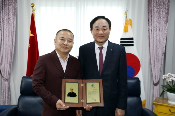 임준택 수협중앙회장(사진 오른쪽)이 지난 7일 양풍하 칭다오포광국제무역유한회사 회장(사진 왼쪽)에게 감사패를 전달했다. ⓒ 파이낸셜데일리 / 수협중앙회
