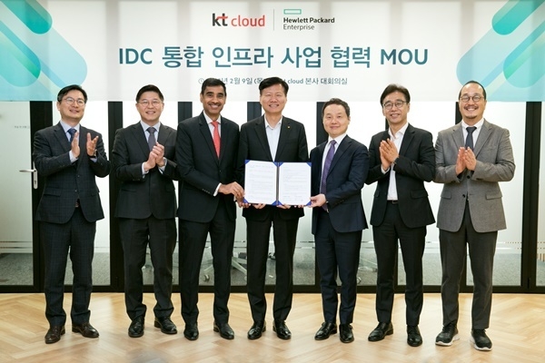 (왼쪽부터) HPE 코리아 최봉석 이사, HPE 코리아 김태호 상무, HPE APAC 나린다 카푸어 대표, kt cloud 윤동식 대표, HPE 코리아 김영채 대표, kt cloud 김승운 IDC 본부장, HPE 코리아 김성철 전무. ⓒ 파이낸셜데일리 / kt cloud