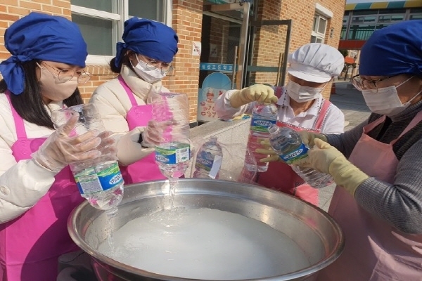 학교급식 특색사업 ‘전통 장담그기’ ⓒ파이낸셜데일리/영천교육청