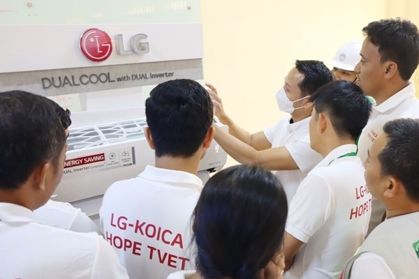LG전자가 캄보디아 수도 프놈펜 센속 지역에 있는 LG-KOICA 희망직업훈련학교에서 가전 서비스 기술 특강을 진행했다. 지난 10일 희망직업훈련학교 교사들이 LG전자 서비스 엔지니어로부터 에어컨 제품 수리 방법에 대한 설명을 듣고 있다. ⓒ 파이낸셜데일리 / LG전자