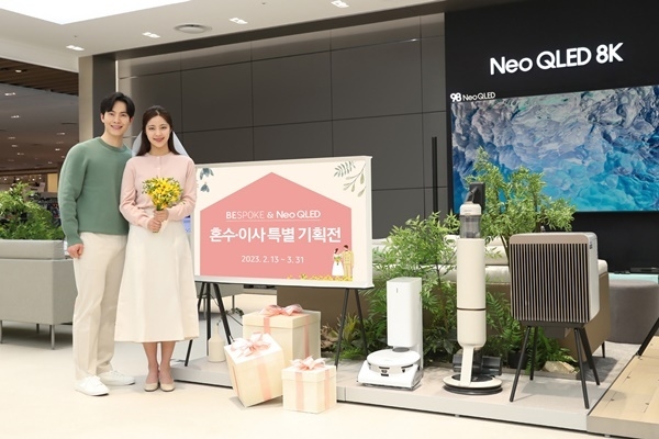 삼성전자 모델이 삼성 프리미엄스토어 현대판교점에서 '혼수·이사 특별 기획전'을 소개하고 있는 모습. ⓒ 파이낸셜데일리 / 삼성전자