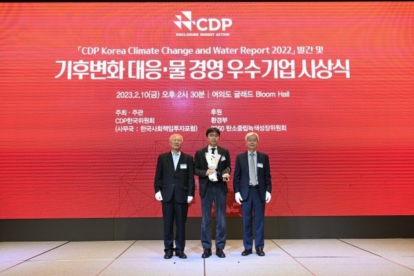 10일(금) 여의도 글래드호텔에서 열린 CDP 기후변화 대응 우수기업 시상식에서 DL이앤씨 김대호 담당(가운데)이 우수 기업 인증을 수상하고 CDP 한국위원회 장지인 위원장(우측), 양춘승 부위원장(좌측)과 기념 사진을 촬영하고 있다. ⓒ 파이낸셜데일리 / DL이앤씨