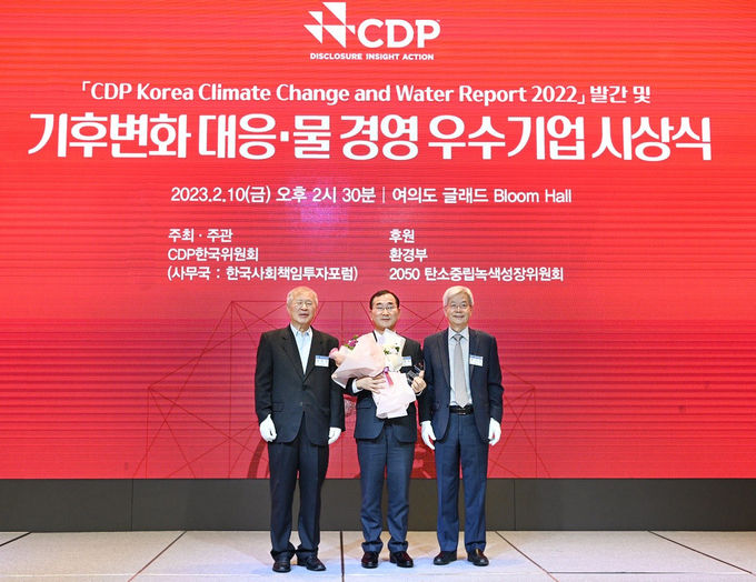 10일 여의도 글래드호텔에서 열린 ‘2022 CDP Korea Awards’에서 IBK기업은행 문창환 경영전략그룹장(가운데)과 양춘승 CDP 한국위원회 부위원장(왼쪽), 장지인 CDP 한국위원회 위원장(오른쪽)이 시상식을 마치고 기념촬영을 하고 있는 모습 ⓒ 파이낸셜데일리 / IBK기업은행