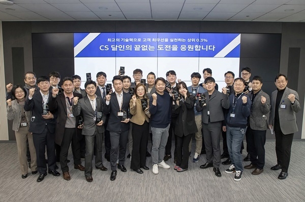 삼성전자서비스 대표이사 송봉섭 부사장(첫번째 줄 왼쪽에서 7번째)과 CS 달인 수상자들이 기념 촬영을 하고 있다. ⓒ 파이낸셜데일리 / 삼성전자