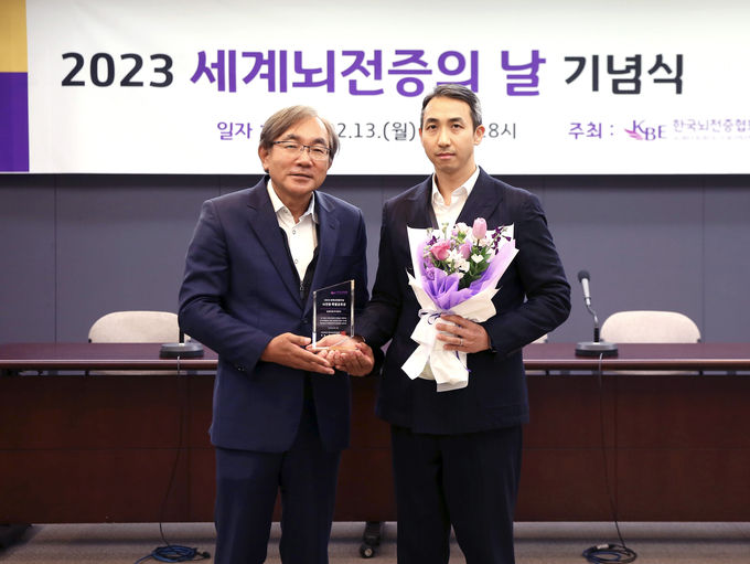 남양유업, ‘세계 뇌전증의 날’ 기념식 특별 공로상 수상 (한국뇌전증협회 김흥동 회장(좌), 남양유업 김승언 경영지배인(우)) ⓒ 파이낸셜데일리 / 남양유업