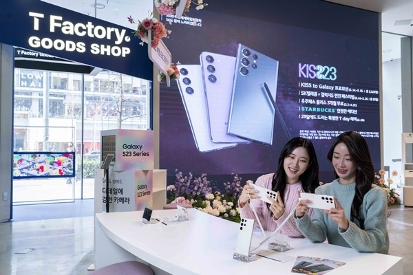 SKT 홍보모델이 홍대 ICT 멀티플렉스 T팩토리에 설치된 갤럭시 S23 체험존에서 갤럭시S23을 소개하는 모습. ⓒ 파이낸셜데일리 / SKT
