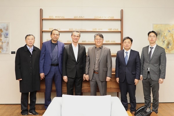 쌍용자동차는 UAE의 “NEWEAST GENERAL TRADING JAFZA(이하 NGT)” 고위 임원진 등 일행이 한국을 방문해 평택공장 라인 투어와 함께 곽재선회장과 간담회를 갖는 등 UAE 지역을 기반으로 한 중동 지역 수출 확대에 대한 상호 협력을 공고히 했다. (사진 왼쪽에서 4번째 쌍용자동차 곽재선 회장). ⓒ 파이낸셜데일리 / 쌍용자동차