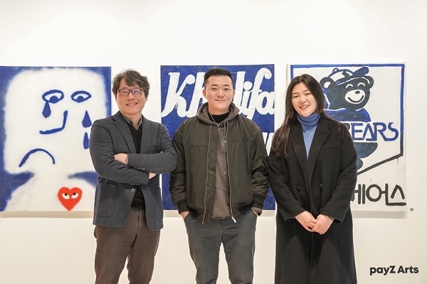 BC카드가 14일 오전 10시 을지로4가 소재 BC카드 사옥에서 을지예술센터와 함께 ‘아트가이드’ 전시회를 개최했다. 사진은 박상범 BC카드 payZ_TF장(왼쪽), 박지인 을지예술센터 대표(오른쪽) 그리고 문우림 아티스트(가운데)가 전시회 개최를 기념하는 모습. ⓒ 파이낸셜데일리 / BC카드