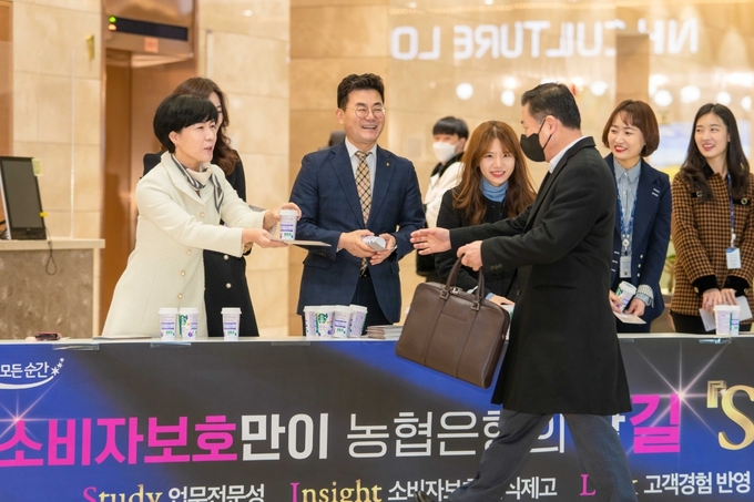 장종환 부문장(왼쪽에서 세번째)과 소비자 보호부 직원들이 음료와 안내장을 나누어 주고 있다. ⓒ 파이낸셜데일리 / NH농협은행
