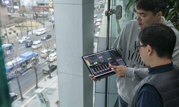 SKT 관계자가 통신 데이터 기반 교통 흐름 분석자료를 연구하고 있다. ⓒ 파이낸셜데일리 / SKT