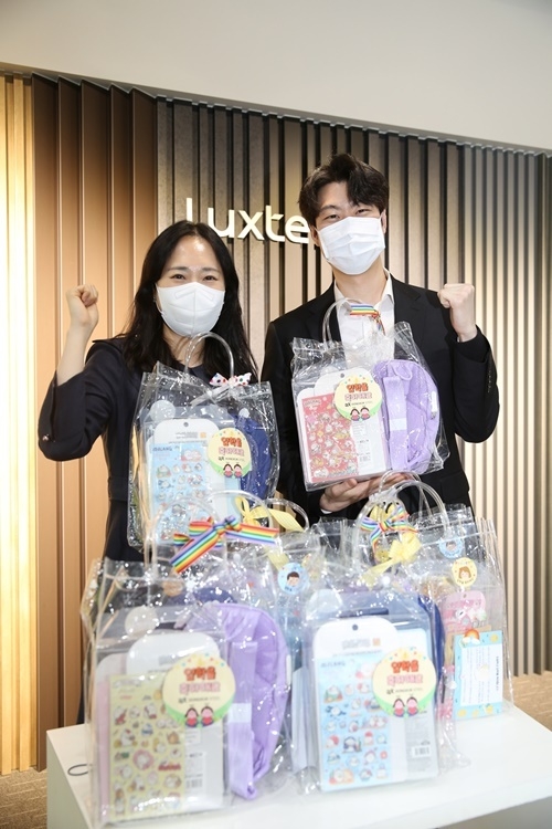 동국제강 임직원이 초등학교 입학 예정 임직원 자녀에게 전달할 선물과 기념사진을 촬영하는 모습. ⓒ 파이낸셜데일리 / 동국제강