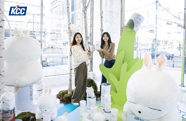 KCC 서초동 본사 사옥 1층 '숲으로 간 마시마로' 포토전시존을 찾은 임직원들이 마시마로 인형과 함께 포즈를 취하고 있다. ⓒ 파이낸셜데일리 / KCC