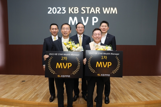 KB라이프생명은 ‘KB STAR Wealth Manager’의 공식적인 출범을 기념하는 론칭 행사를 진행했다. 이환주 KB라이프생명 대표이사 사장(윗줄 중앙), 오승원 KB라이프파트너스 대표이사 사장(윗줄 왼쪽), 최재영 KB금융지주 WM/연금총괄(윗줄 오른쪽)이 민웅기 2022 KB STAR WM MVP(앞줄 왼쪽), 이인규 2022 KB STAR WM MVP(앞줄 오른쪽)와 기념 사진을 촬영하고 있다. ⓒ 파이낸셜데일리 / KB라이프생명