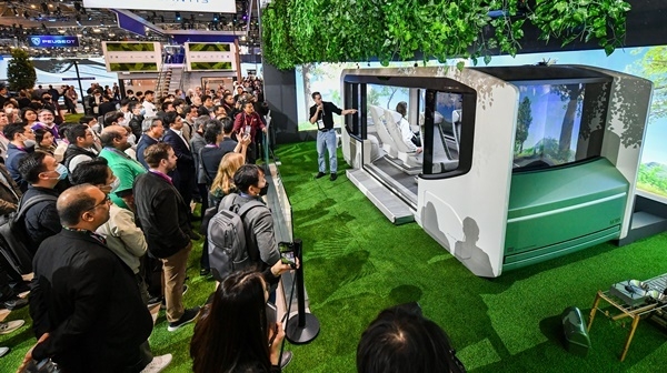 지난 CES 2023에서 관람객들이 현대모비스의 유망 특허 기술들이 탑재된 미래형 콘셉트카 엠비전 시리즈를 체험하고 있는 모습. ⓒ 파이낸셜데일리 / 현대모비스