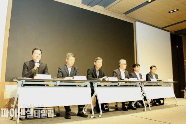기자회견에서 기자들의 질의에 응답하는 LG유플러스 임원들. 왼쪽부터 CTO 이상엽 전무, NW부문장 권준혁 부사장, CEO 황현식 사장, 컨슈머부문장 정수헌 부사장, 기업부문장 최택진 부사장, 홍보/대외협력센터장 박형일 부사장