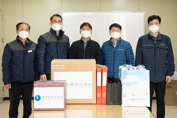가스공사 서울지역본부는 2월 15일 강서뇌성마비복지관에 방문해 요금감면제도 취지 및 신청 방법을 홍보하고 방한용품을 지원했다. ⓒ 파이낸셜데일리 / 한국가스공사