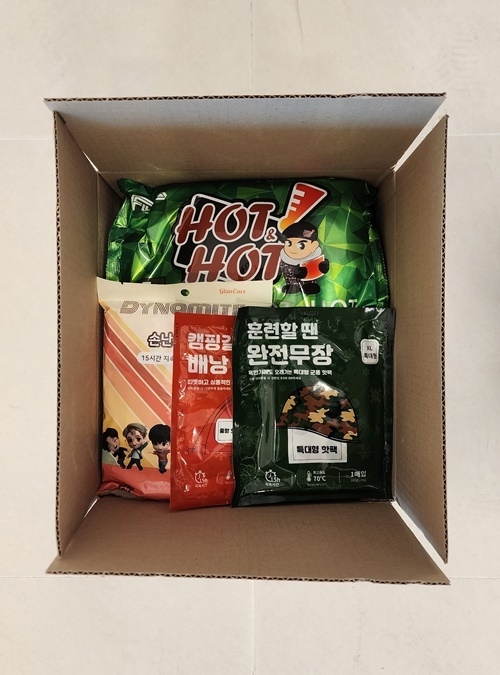 핫팩을 넣고 기부 박스를 만드는 모습. ⓒ 파이낸셜데일리 / 서경덕 교수